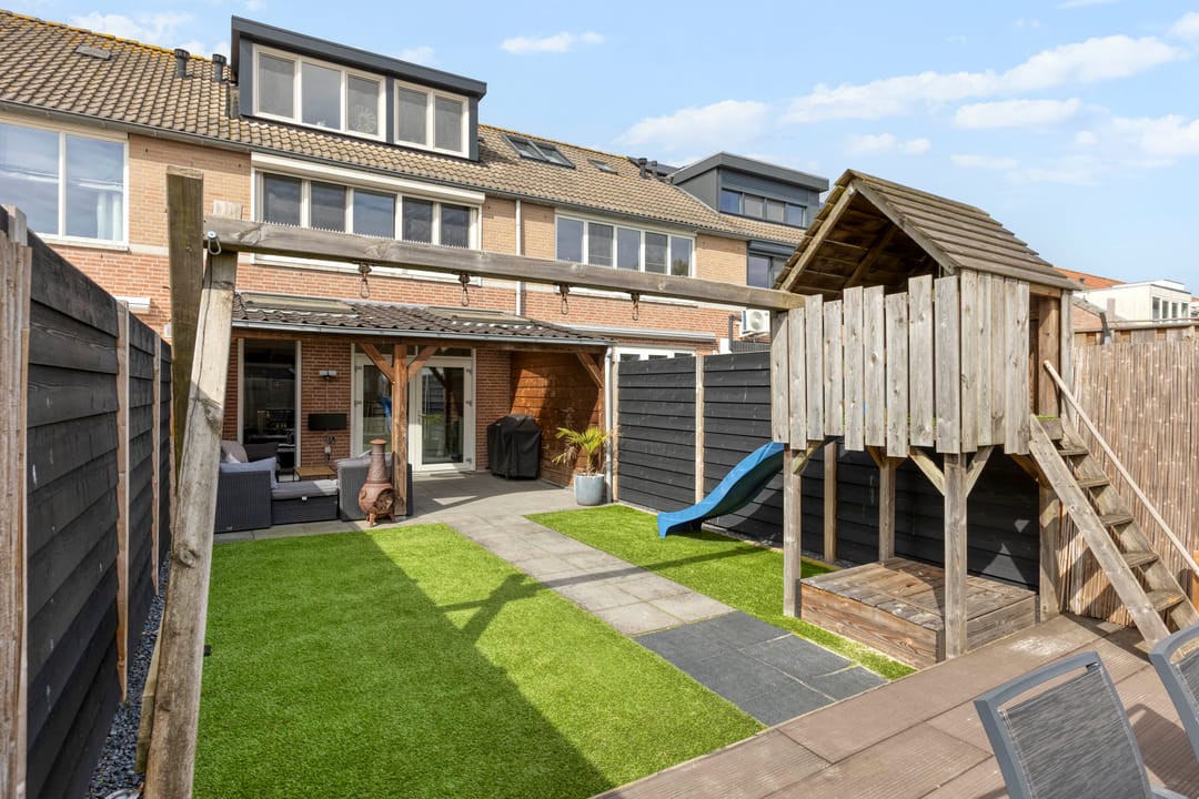 Move-in ready terraced house with luxury attic, covered terrace and waterfront location — 31