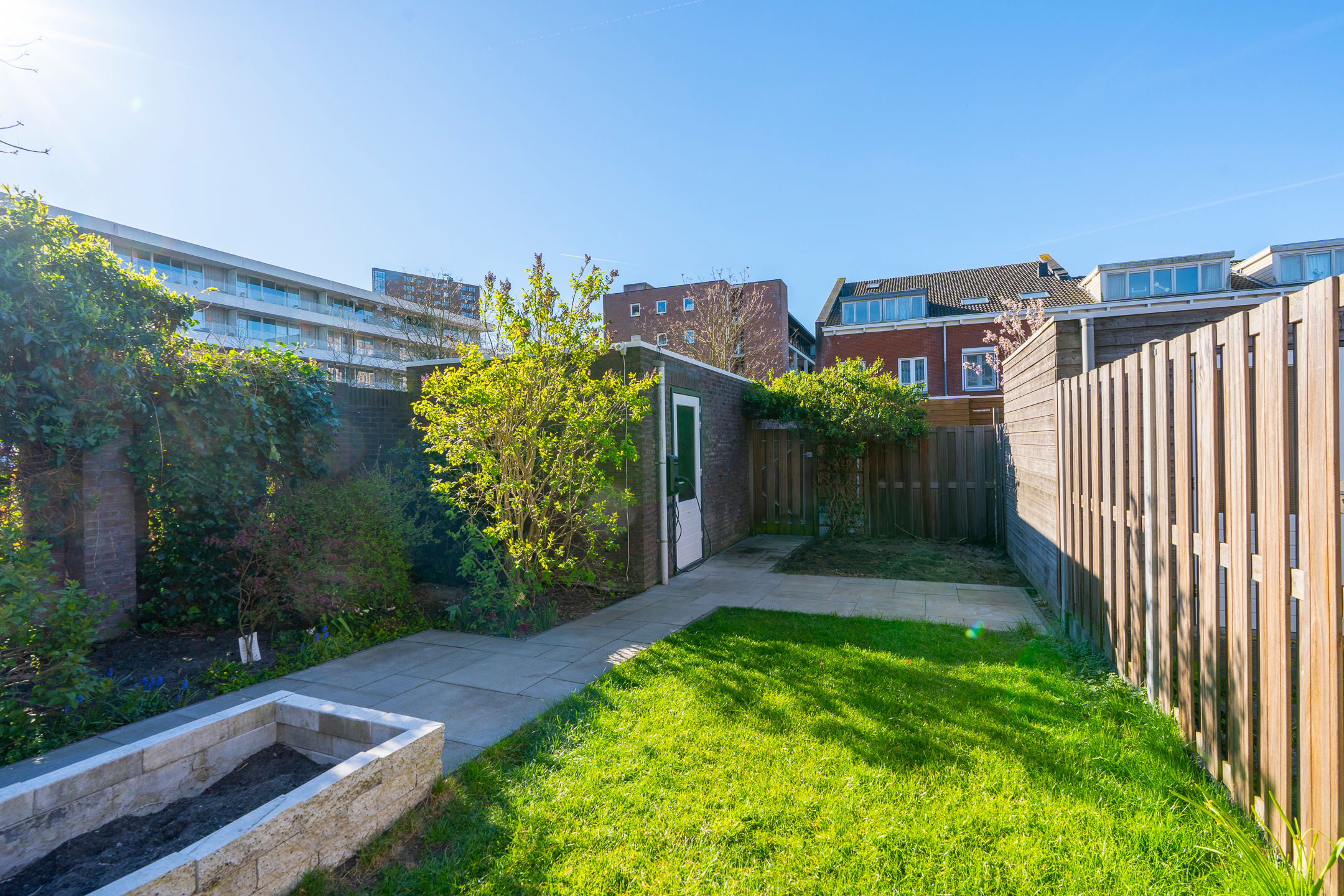 Spacious corner house with five bedrooms and A++ energy label in Leidsche Rijn — 24