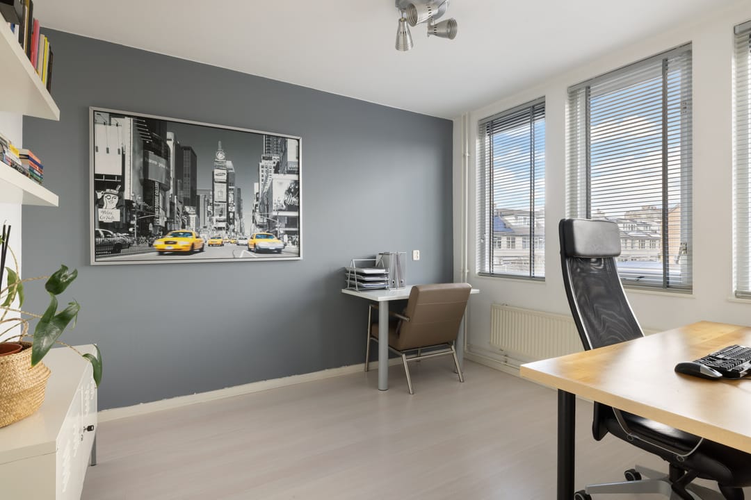 Spacious Family Home with Four Bedrooms in Quiet Diemen-Noord — 31