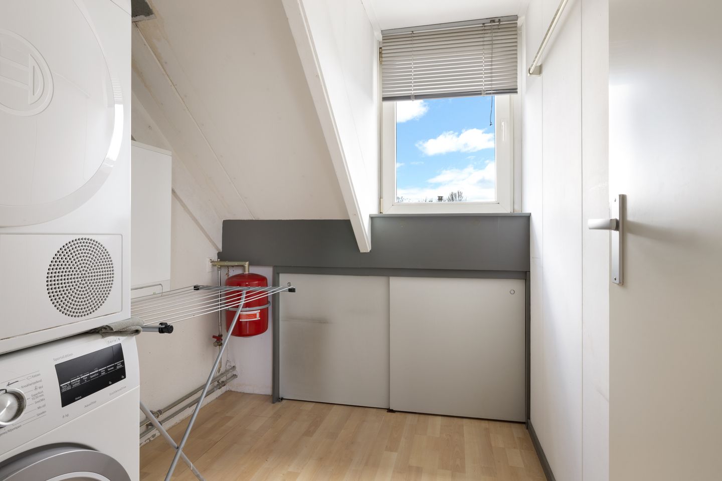 Spacious Family Home with Four Bedrooms in Quiet Diemen-Noord — 34