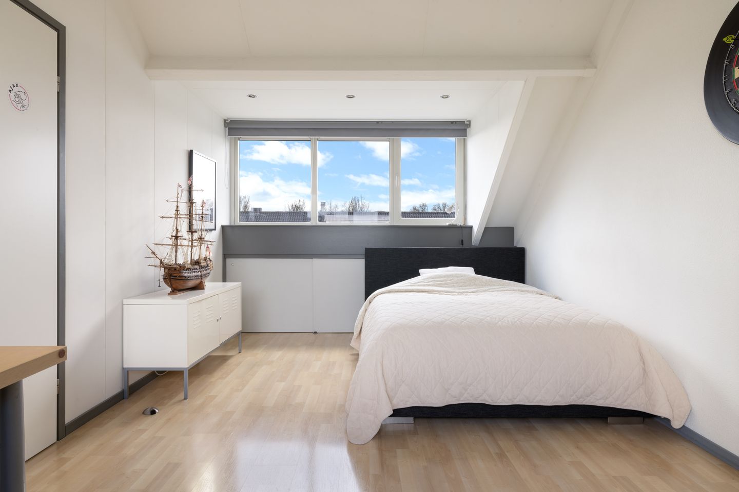 Spacious Family Home with Four Bedrooms in Quiet Diemen-Noord — 35