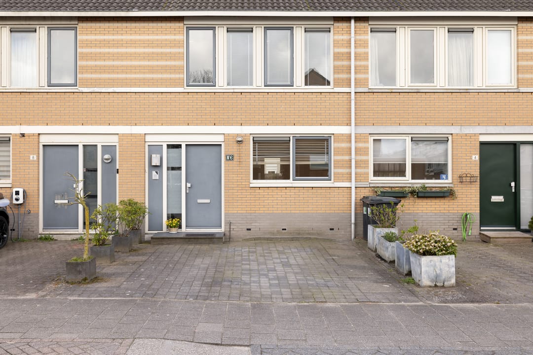 Spacious Family Home with Four Bedrooms in Quiet Diemen-Noord — 38