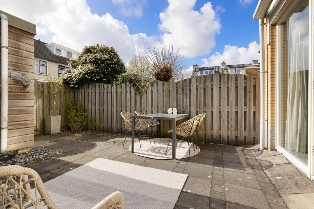 Spacious Family Home with Four Bedrooms in Quiet Diemen-Noord — 16