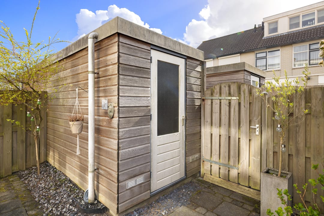Spacious Family Home with Four Bedrooms in Quiet Diemen-Noord — 17