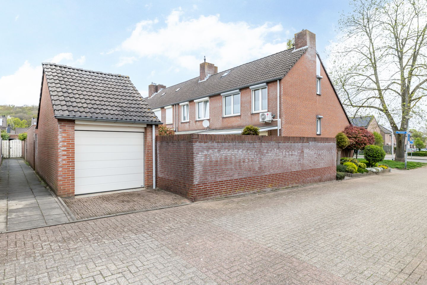 Energy-efficient corner house with 3 to 4 bedrooms, garage and west-facing garden near forest — 34