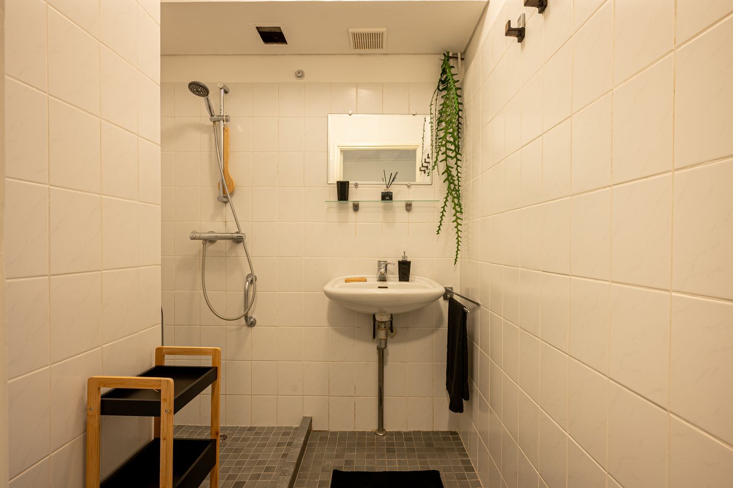 Spacious Ground Floor Apartment with Private Garden in Bilthoven Noord — 14