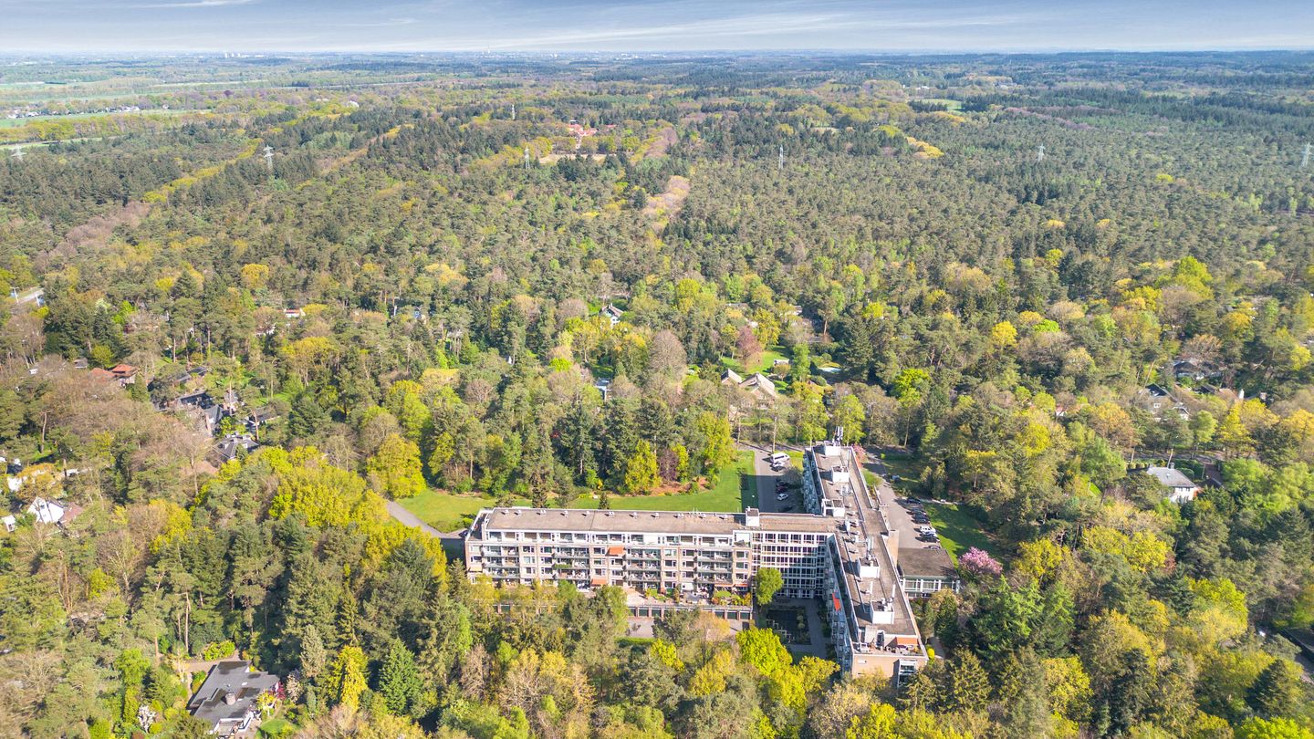 Spacious Ground Floor Apartment with Private Garden in Bilthoven Noord — 25