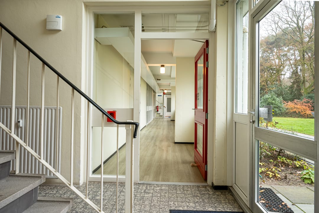 Spacious Ground Floor Apartment with Private Garden in Bilthoven Noord — 37