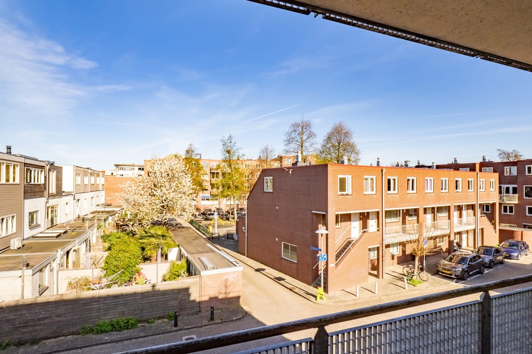 Light and modern apartment with 2 bedrooms and west-facing balcony near city center — 28