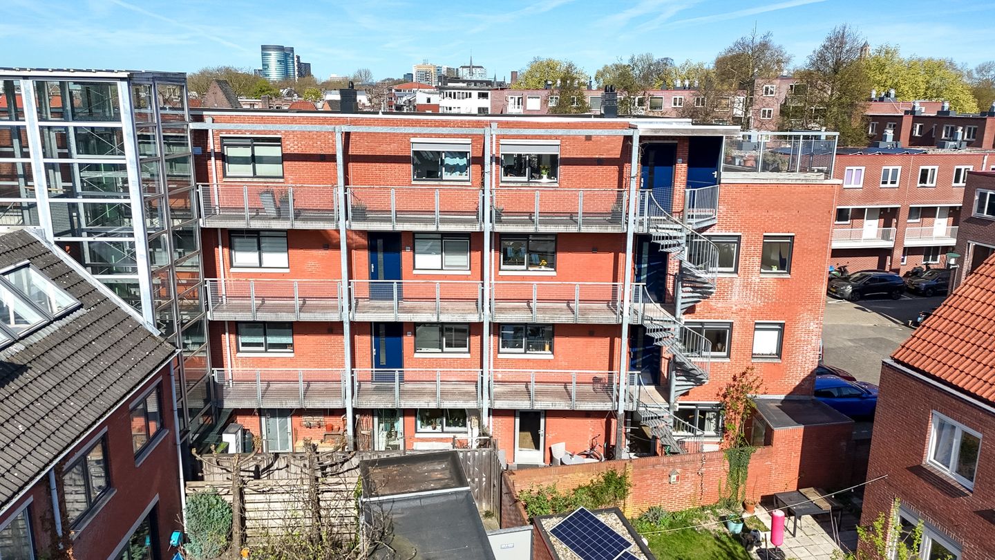 Light and modern apartment with 2 bedrooms and west-facing balcony near city center — 35