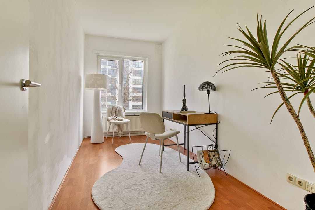 Bright corner apartment with two balconies in Amsterdam Nieuw-West — 22