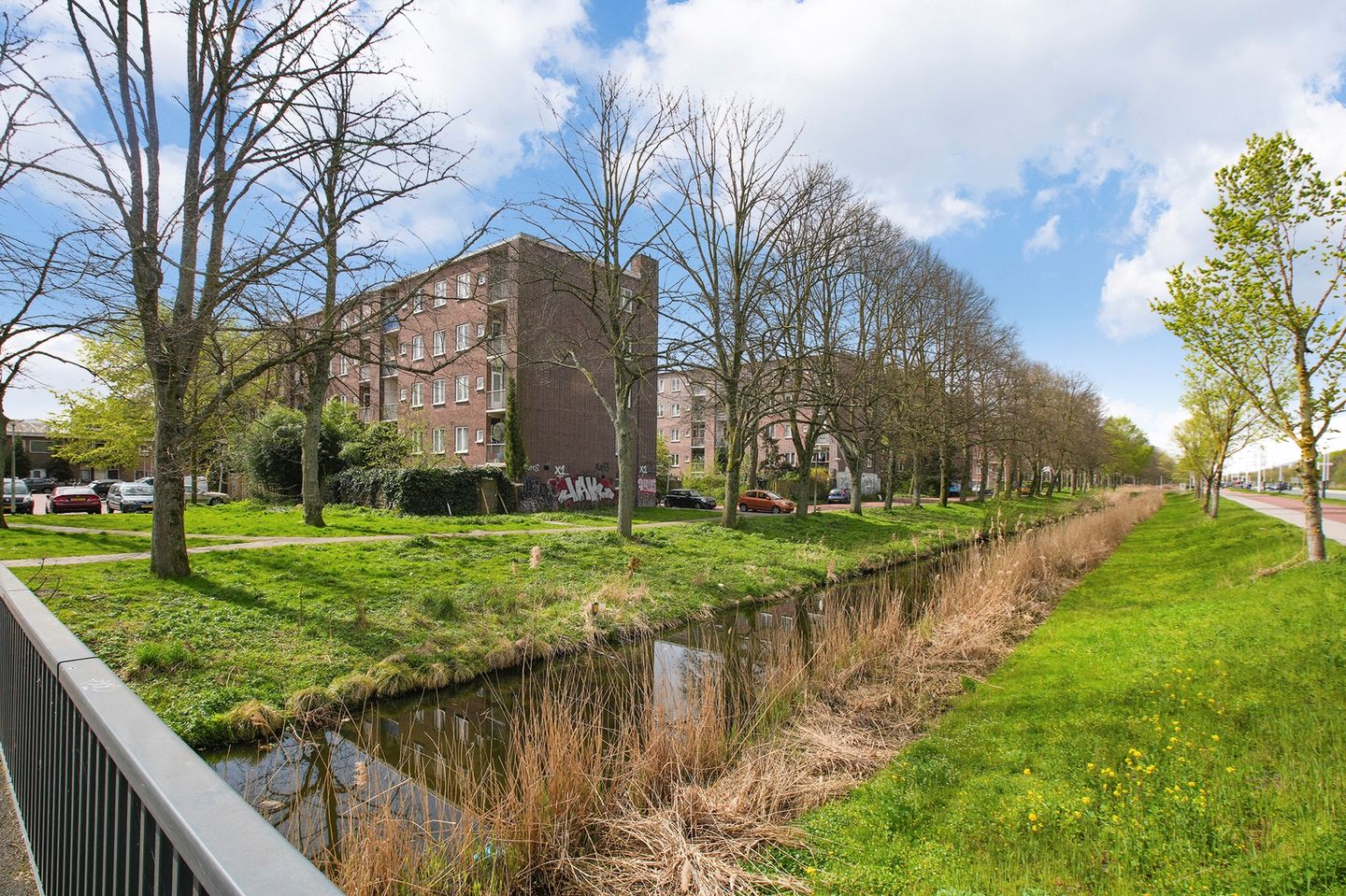 Bright corner apartment with two balconies in Amsterdam Nieuw-West — 35