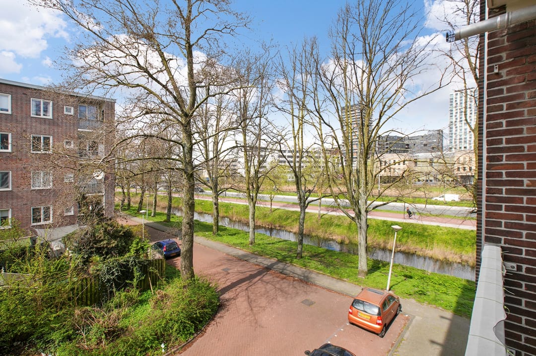 Bright corner apartment with two balconies in Amsterdam Nieuw-West — 31