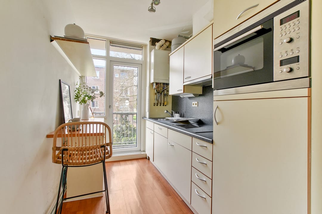 Bright corner apartment with two balconies in Amsterdam Nieuw-West — 16