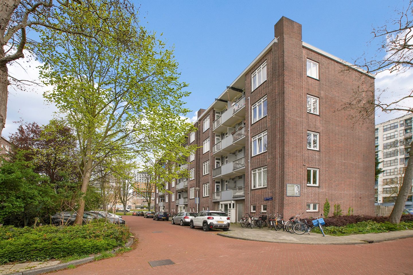 Bright corner apartment with two balconies in Amsterdam Nieuw-West — 34