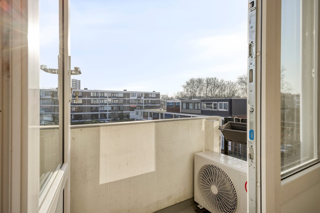 Modern 3-bedroom apartment with air conditioning and balcony in Vlaardingen — 26