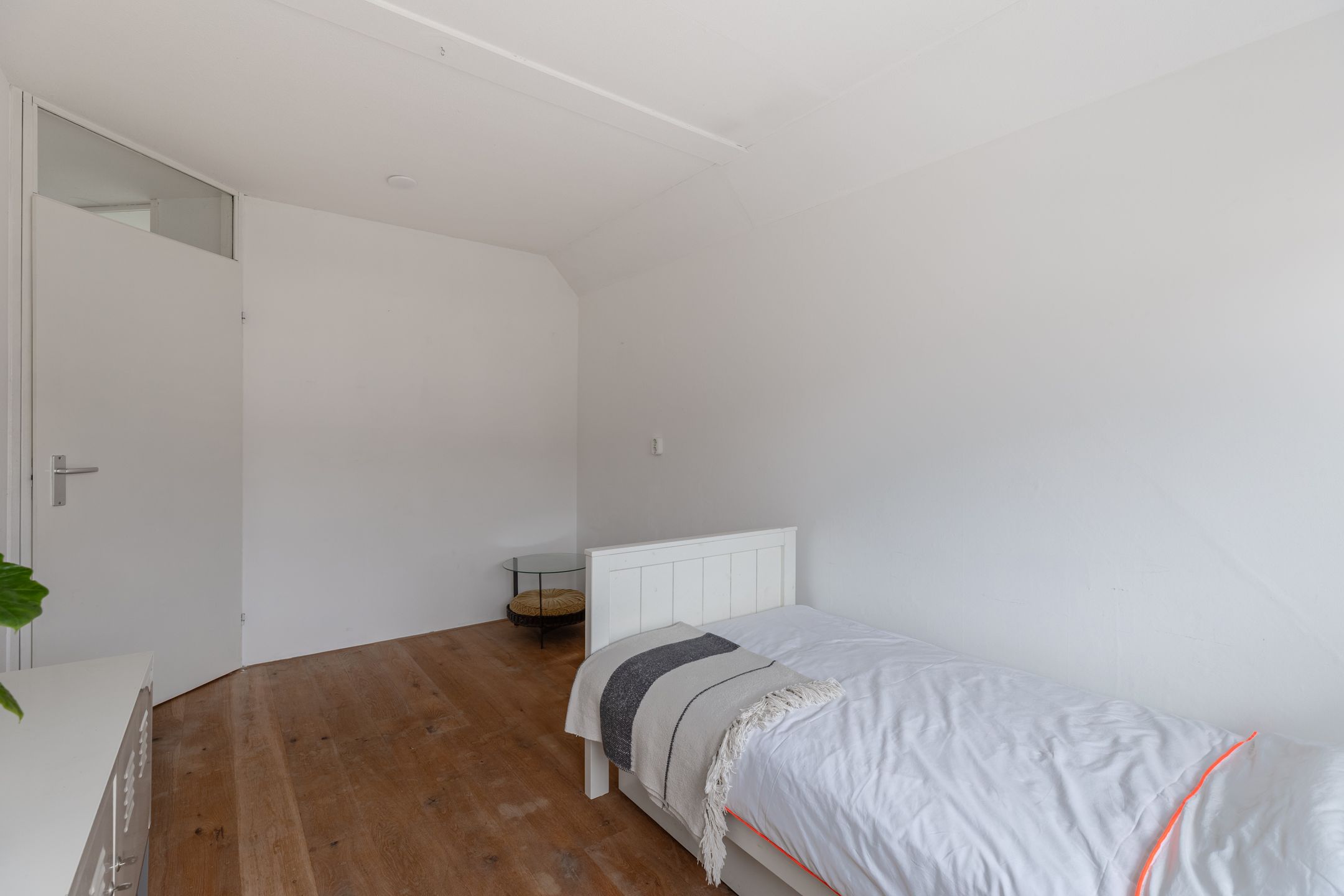 Spacious 5-Room Terraced Family Home with Private Parking in Child-Friendly Neighborhood — 24