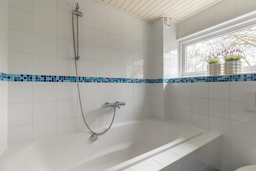 Spacious 5-Room Terraced Family Home with Private Parking in Child-Friendly Neighborhood — 26