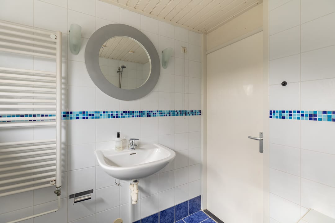 Spacious 5-Room Terraced Family Home with Private Parking in Child-Friendly Neighborhood — 28