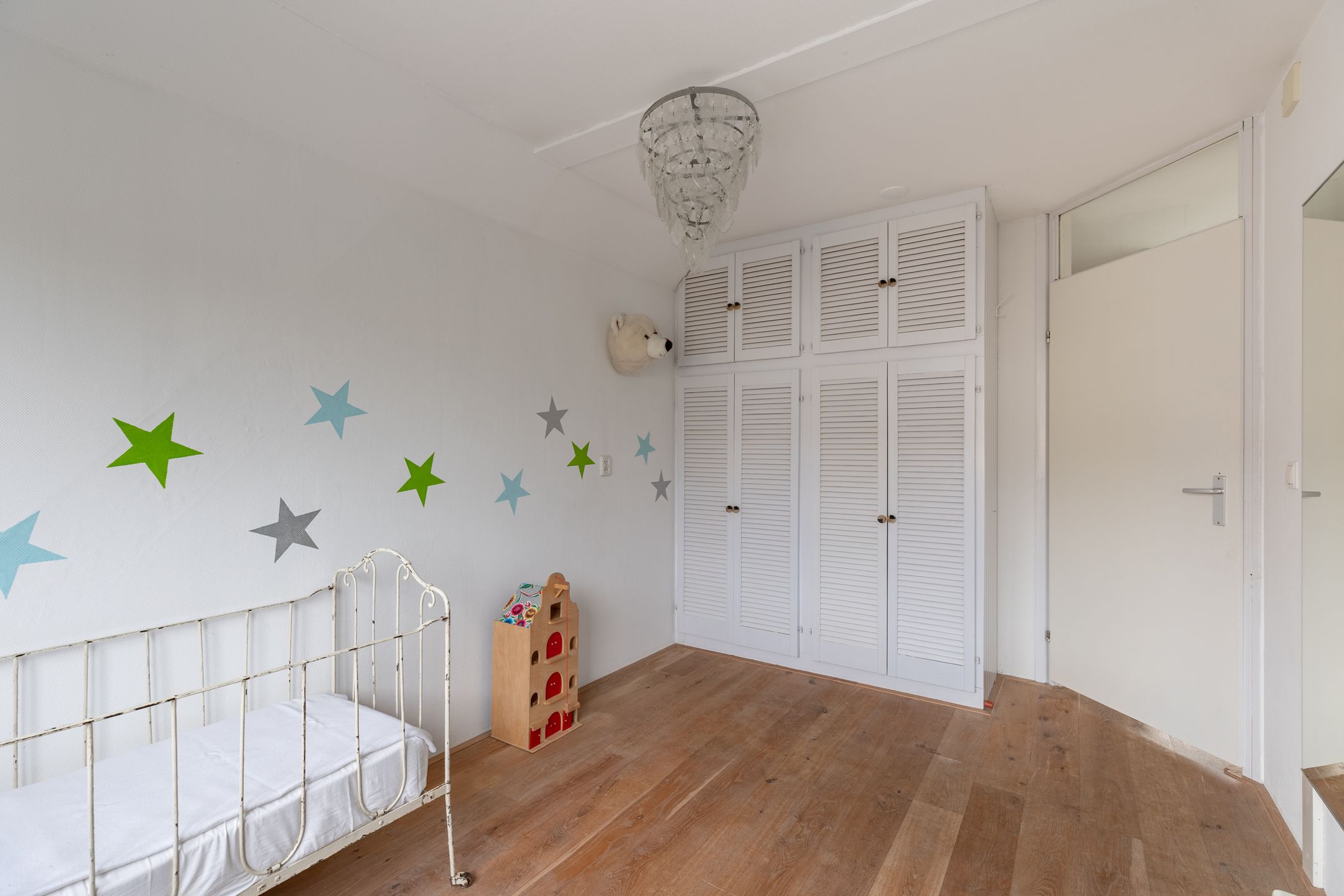 Spacious 5-Room Terraced Family Home with Private Parking in Child-Friendly Neighborhood — 21