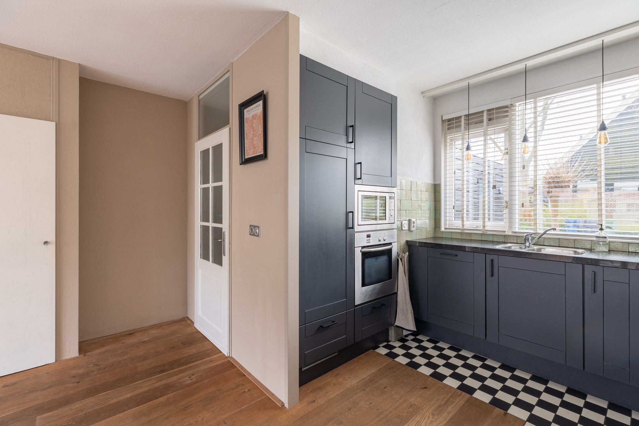 Spacious 5-Room Terraced Family Home with Private Parking in Child-Friendly Neighborhood — 12