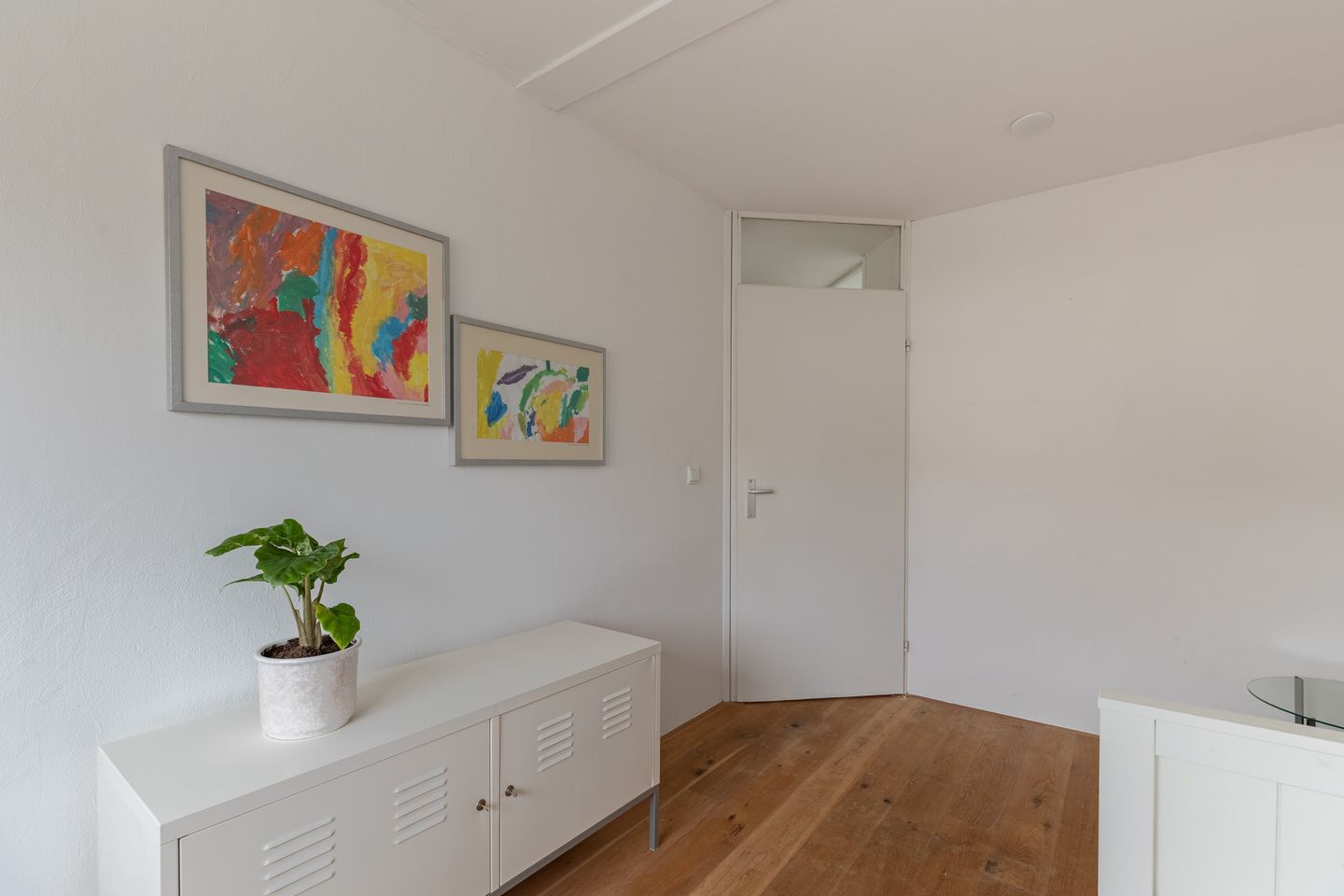Spacious 5-Room Terraced Family Home with Private Parking in Child-Friendly Neighborhood — 25