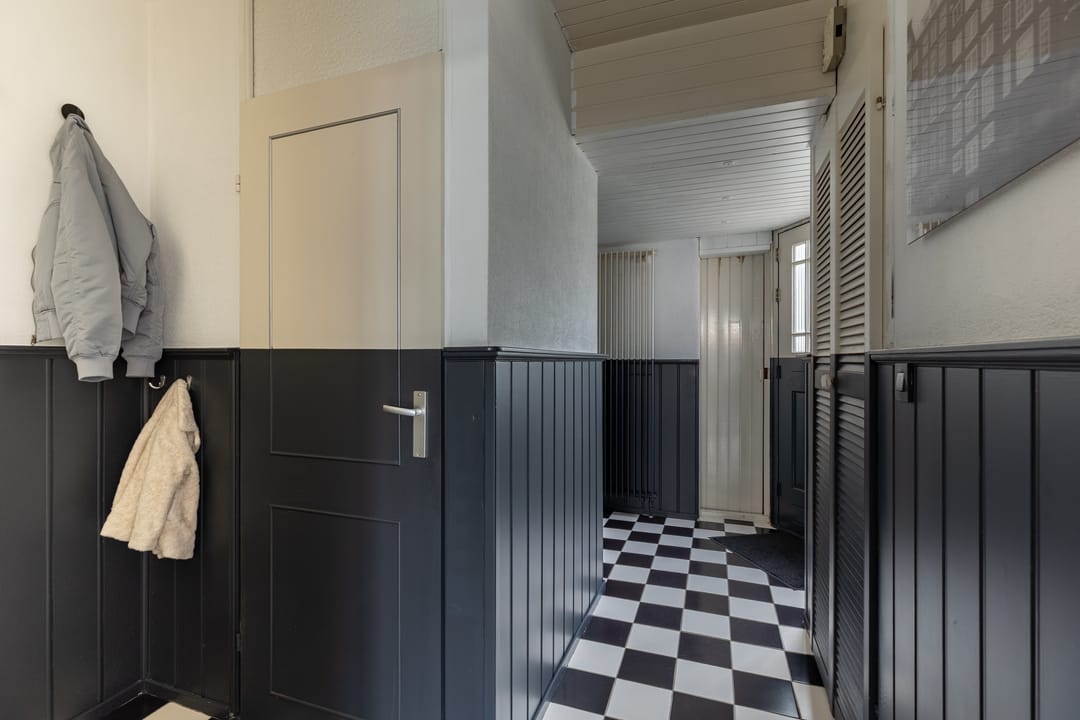Spacious 5-Room Terraced Family Home with Private Parking in Child-Friendly Neighborhood — 13