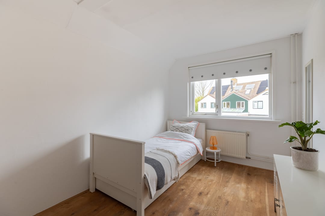 Spacious 5-Room Terraced Family Home with Private Parking in Child-Friendly Neighborhood — 22