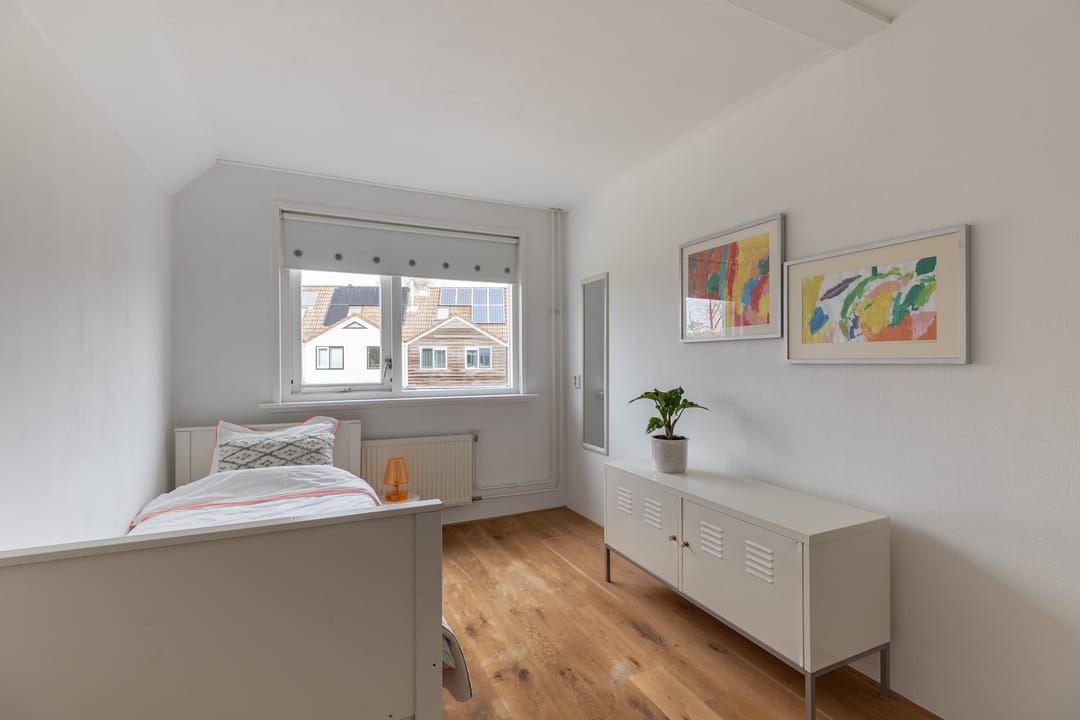 Spacious 5-Room Terraced Family Home with Private Parking in Child-Friendly Neighborhood — 23