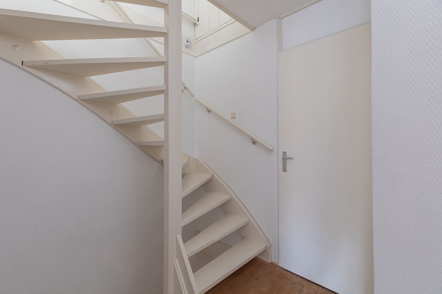 Spacious 5-Room Terraced Family Home with Private Parking in Child-Friendly Neighborhood — 29