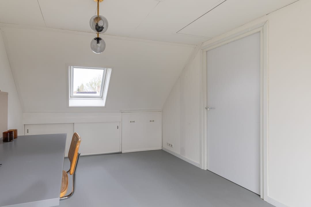 Spacious 5-Room Terraced Family Home with Private Parking in Child-Friendly Neighborhood — 31