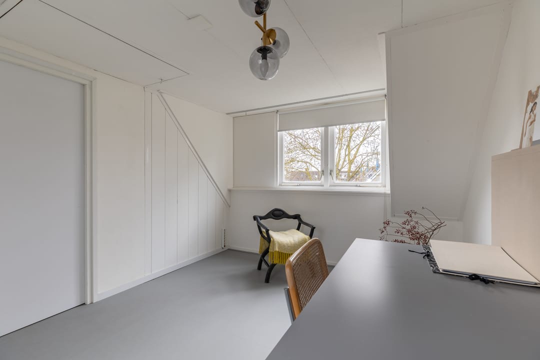 Spacious 5-Room Terraced Family Home with Private Parking in Child-Friendly Neighborhood — 32