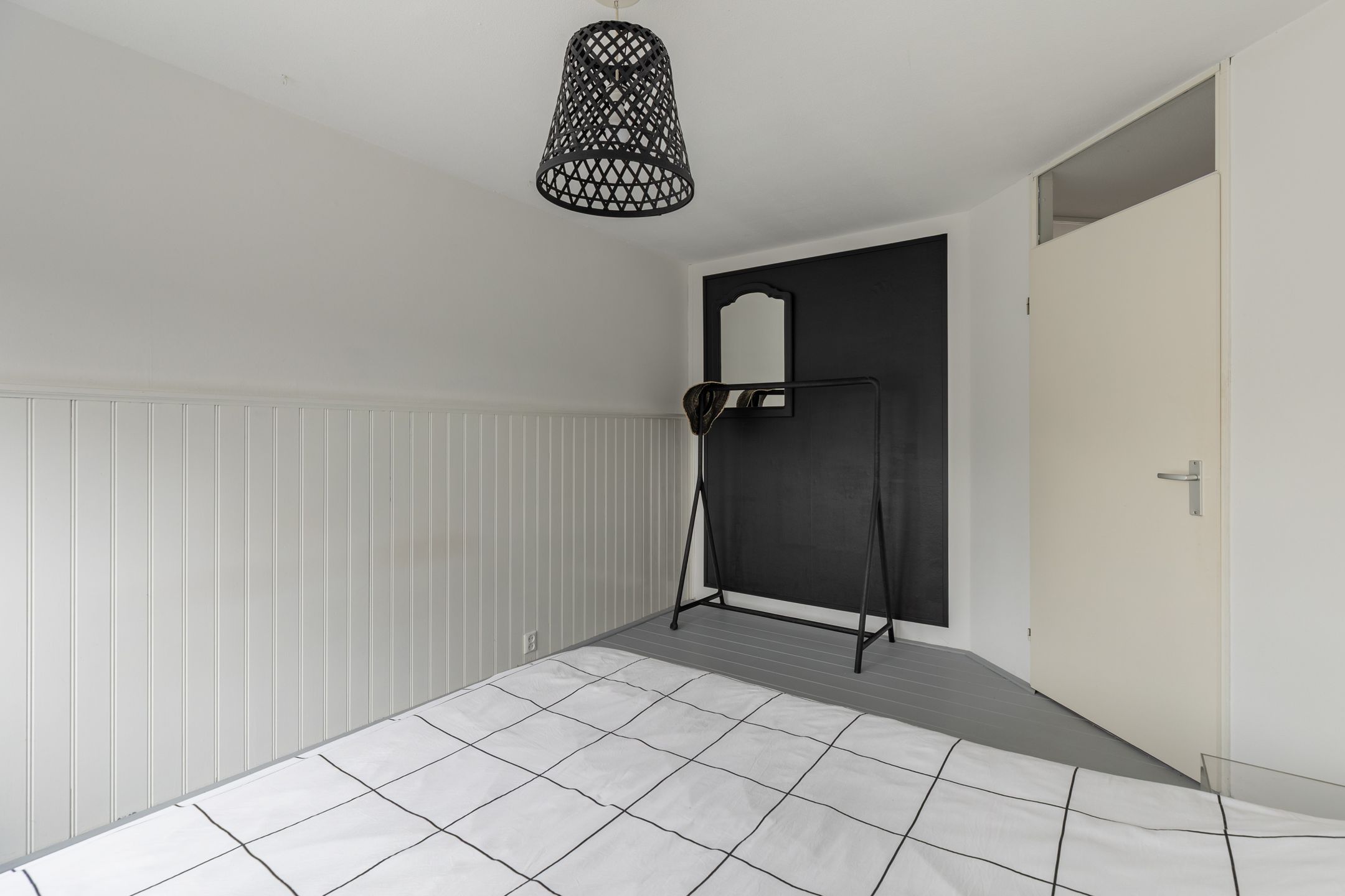 Spacious 5-Room Terraced Family Home with Private Parking in Child-Friendly Neighborhood — 18
