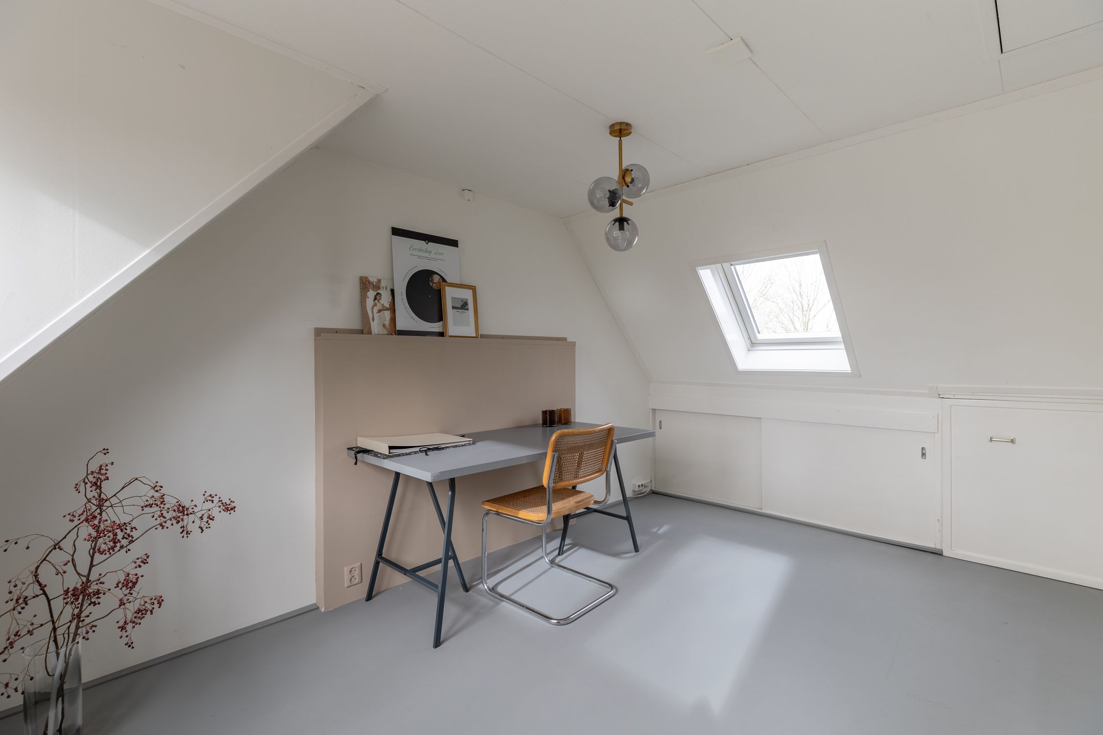 Spacious 5-Room Terraced Family Home with Private Parking in Child-Friendly Neighborhood — 30