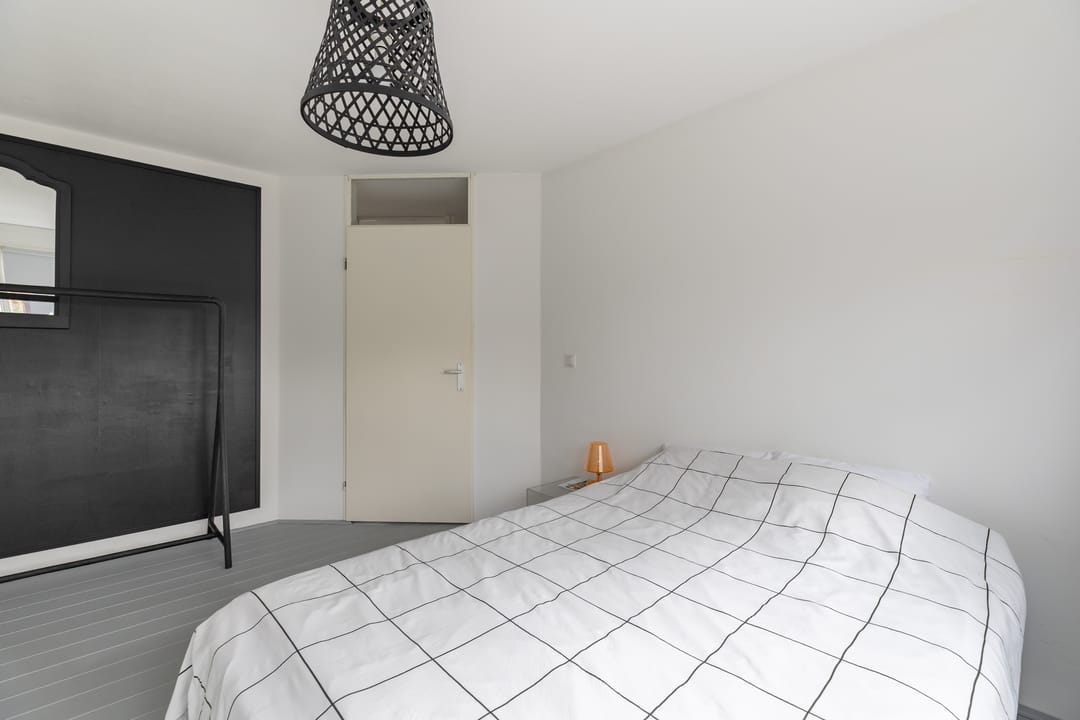Spacious 5-Room Terraced Family Home with Private Parking in Child-Friendly Neighborhood — 17