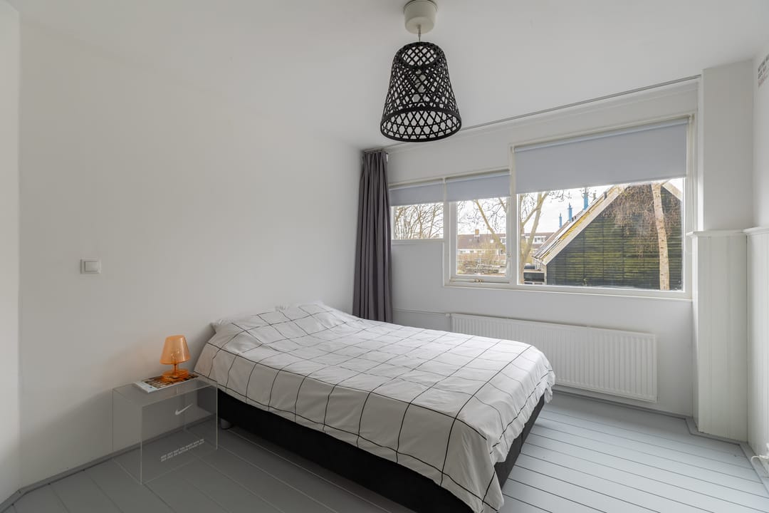 Spacious 5-Room Terraced Family Home with Private Parking in Child-Friendly Neighborhood — 16
