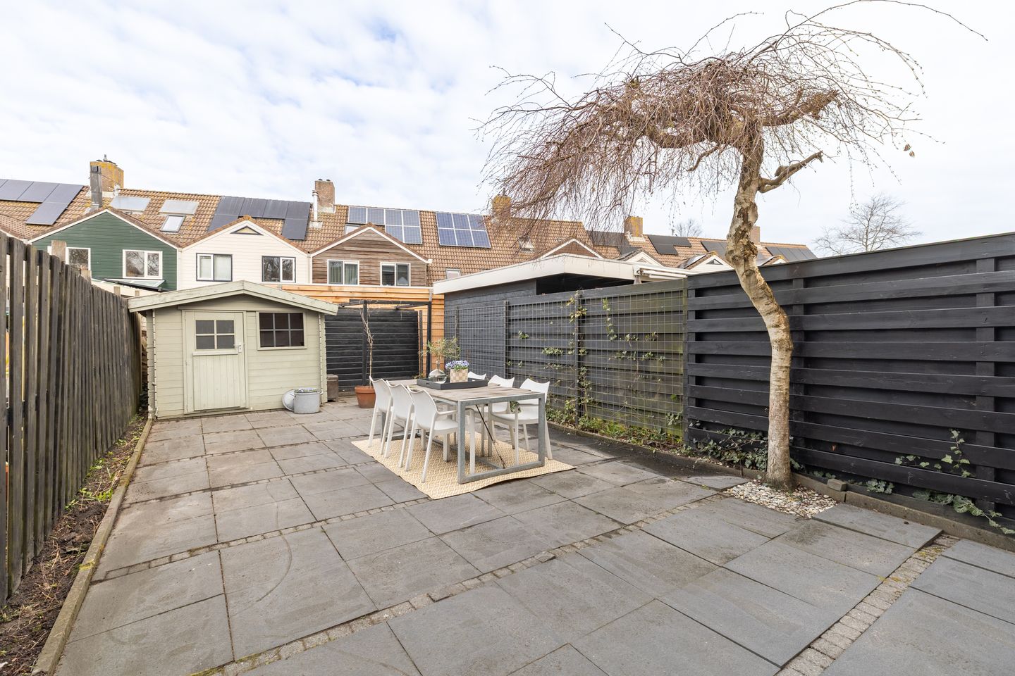 Spacious 5-Room Terraced Family Home with Private Parking in Child-Friendly Neighborhood — 34