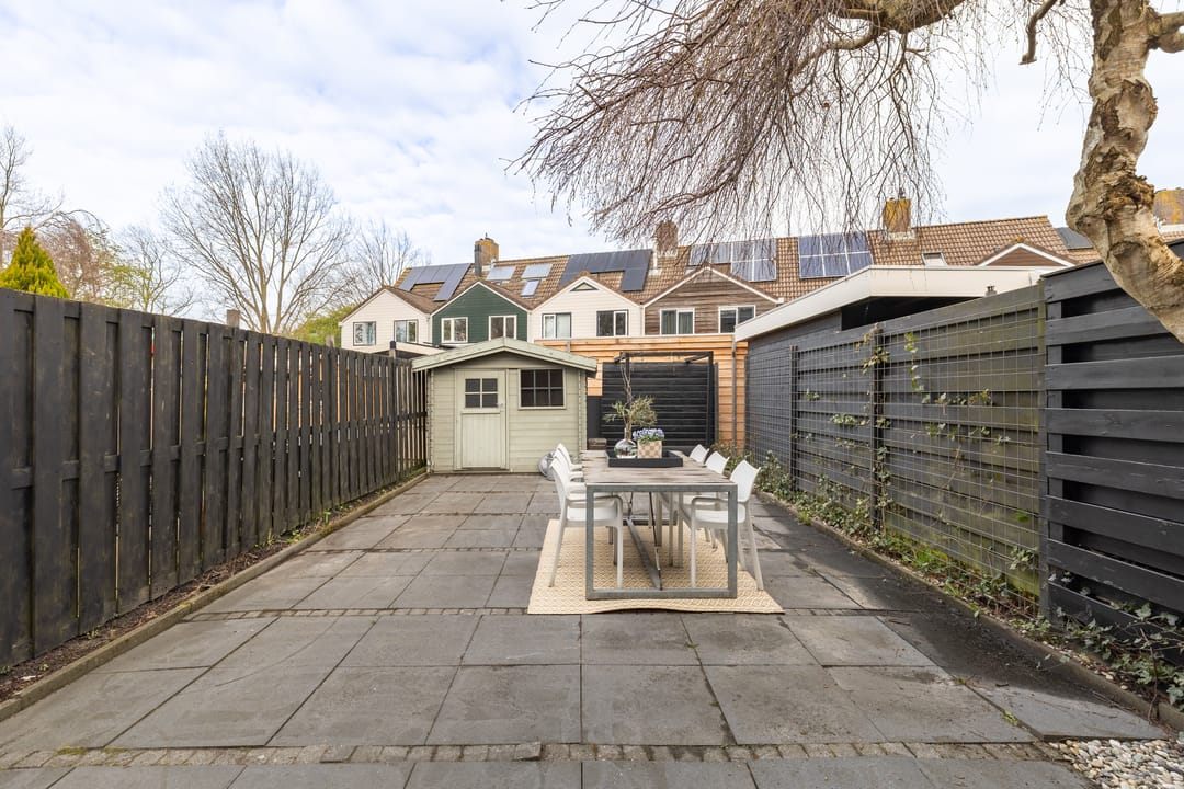 Spacious 5-Room Terraced Family Home with Private Parking in Child-Friendly Neighborhood — 37
