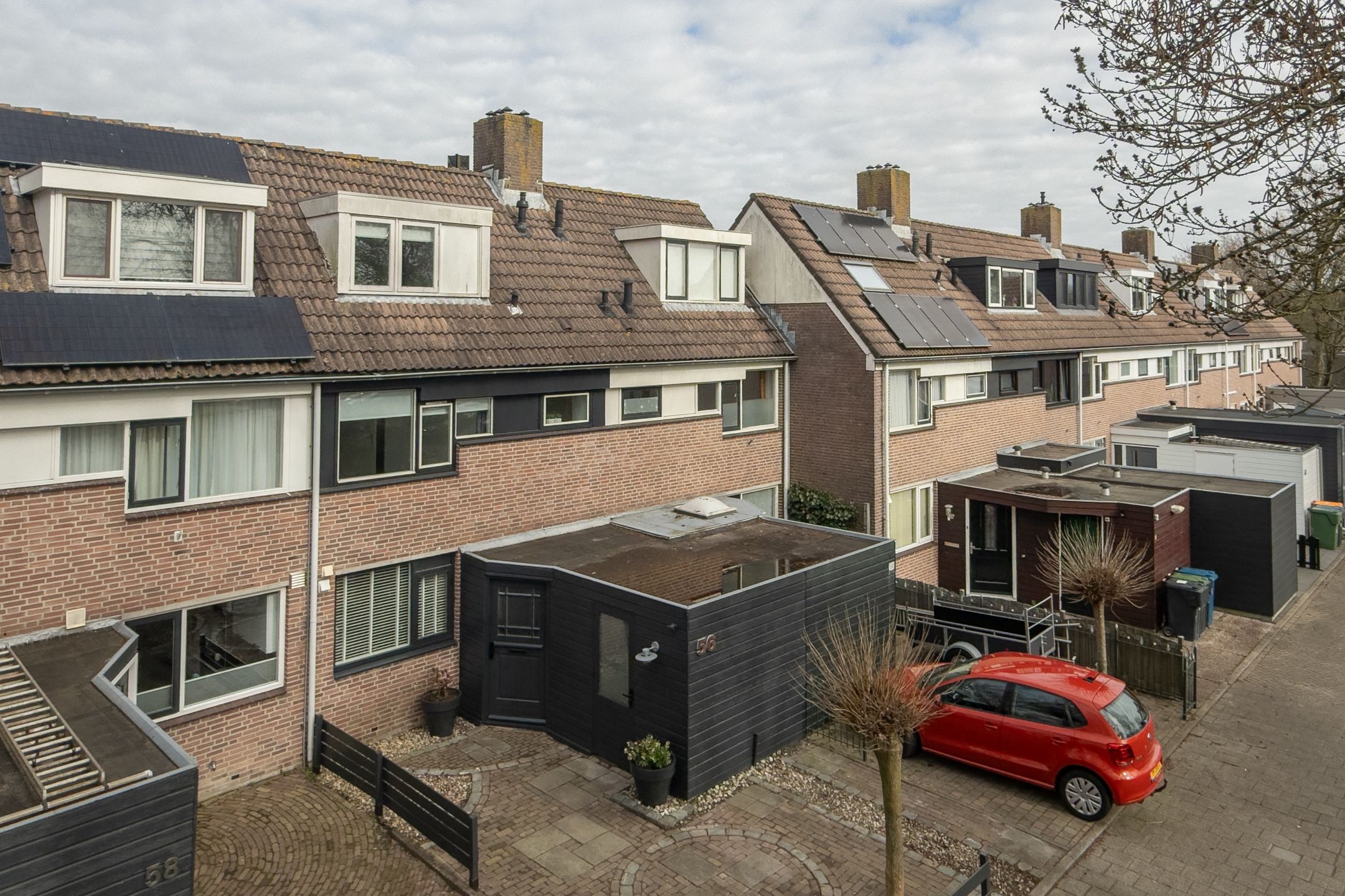 Spacious 5-Room Terraced Family Home with Private Parking in Child-Friendly Neighborhood — 39