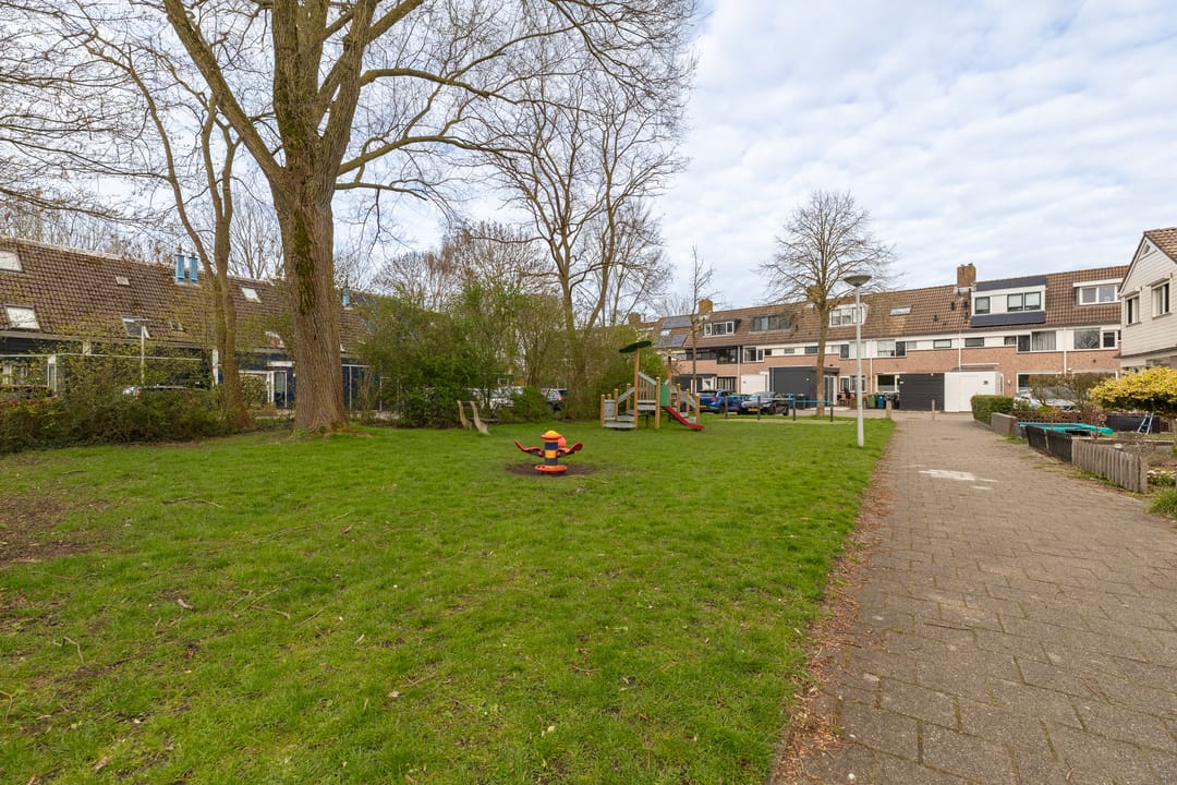 Spacious 5-Room Terraced Family Home with Private Parking in Child-Friendly Neighborhood — 41