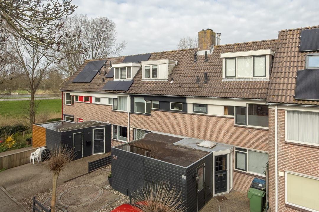Spacious 5-Room Terraced Family Home with Private Parking in Child-Friendly Neighborhood — 38