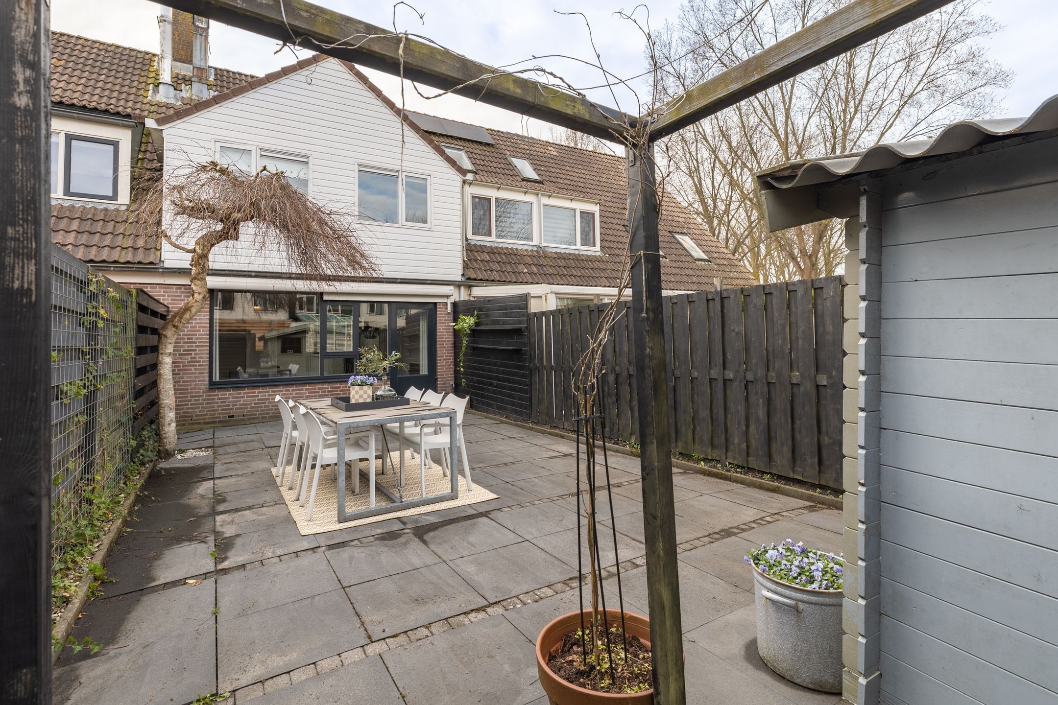 Spacious 5-Room Terraced Family Home with Private Parking in Child-Friendly Neighborhood — 36