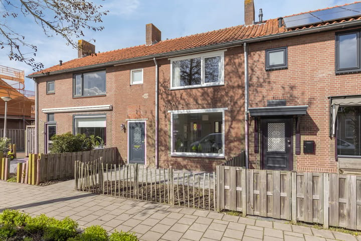 Admiraal de Ruyterstraat 102