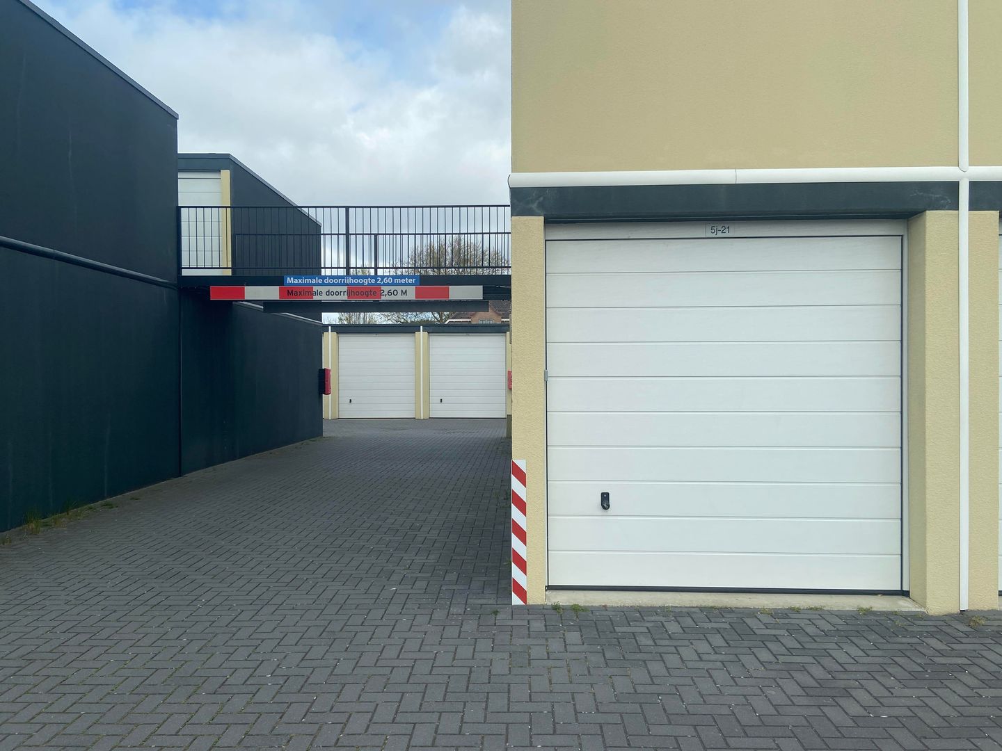 Bekijk foto 2 van Spoorlaan 5-J21