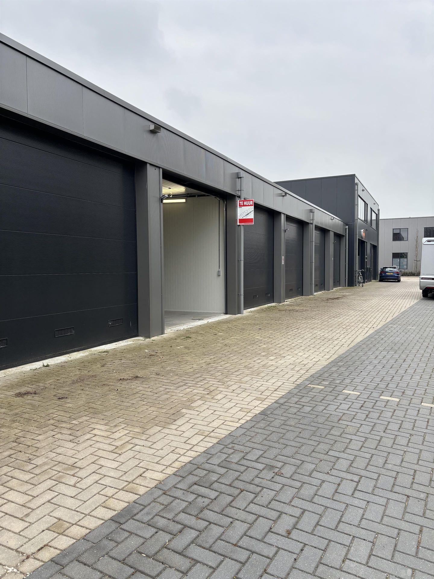 Bekijk foto 2 van Betsy van Goorstraat 78-007