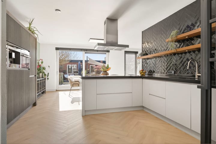 Photo 4 of Zeevaart 295