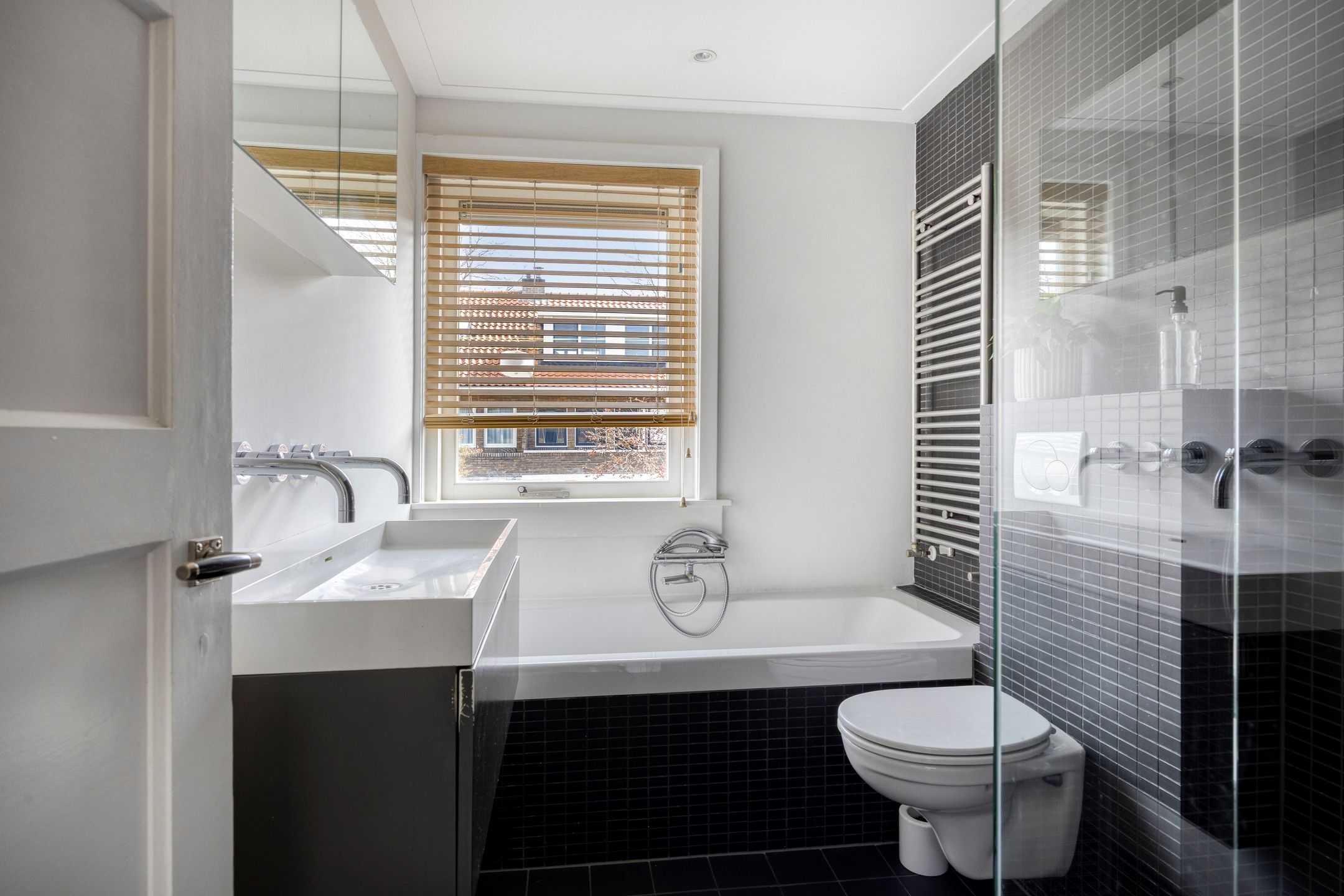 Photo 24 of Van Lennepstraat 24