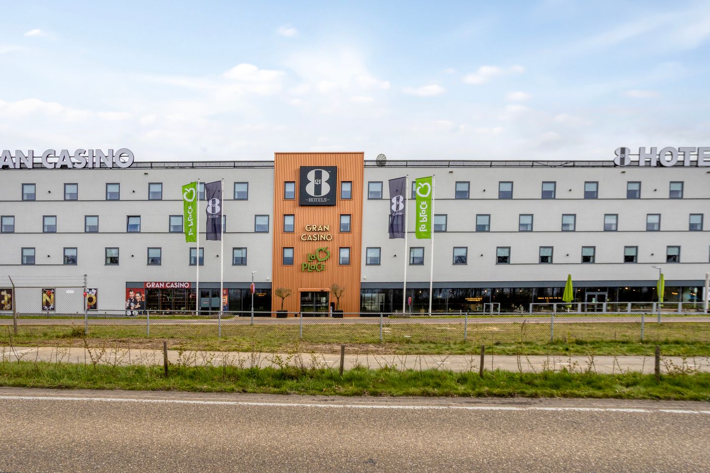 Bekijk foto 2 van Vliegveldweg 72