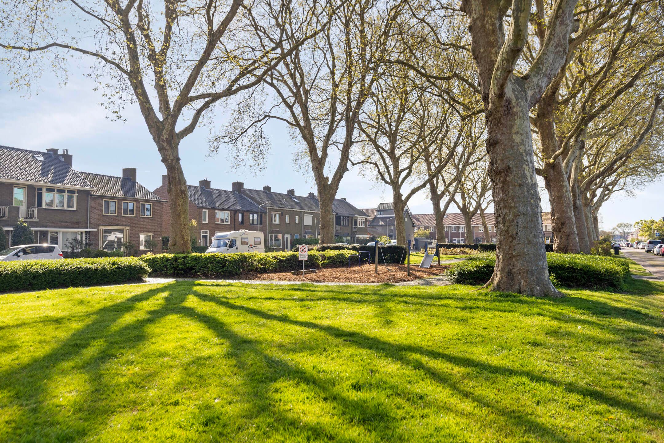 Photo 36 of Axelsestraat 52-A