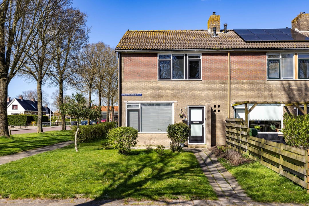 Ruime hoekwoning met moderne keuken en twee badkamers in St.-Jacobiparochie